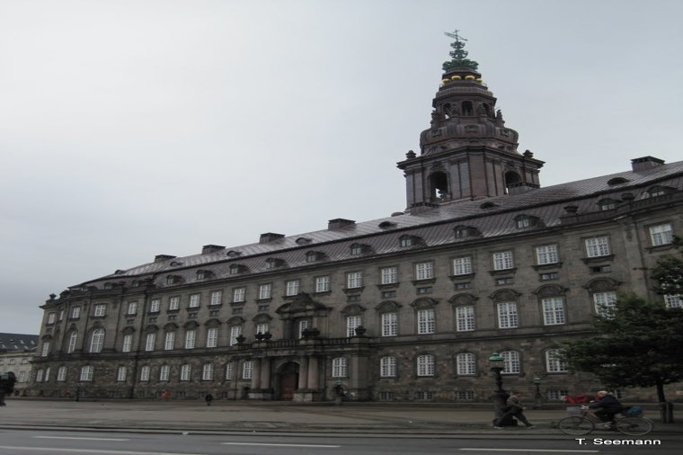 Åbningstider for Armani ARMANI COLLEZIONI WOMAN – Hvornår er der åbent og lukket? - 1