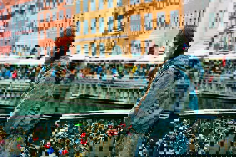 Hvorfor varierer åbningstiderne fra by til by?